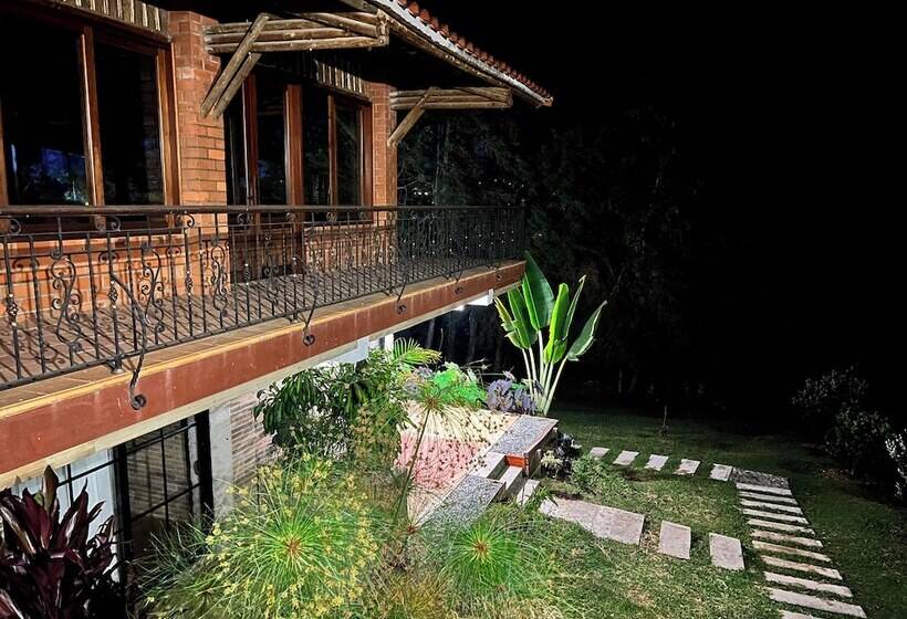 Autenthico Sajonia Hotel Aeropuerto