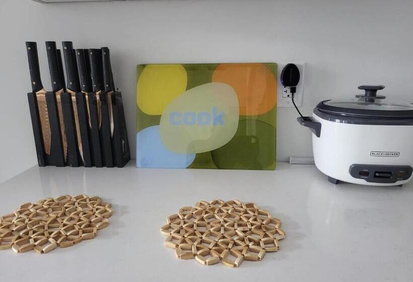 تختخواب و صبحانه Light House Close To Downtown