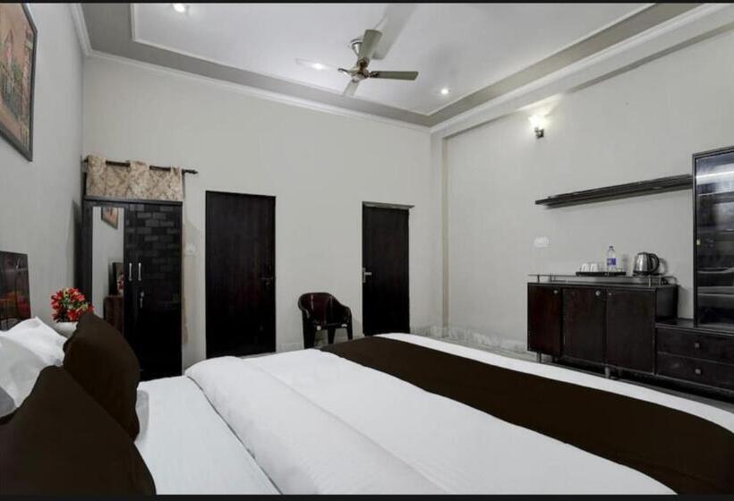 پانسیون Crest Inn