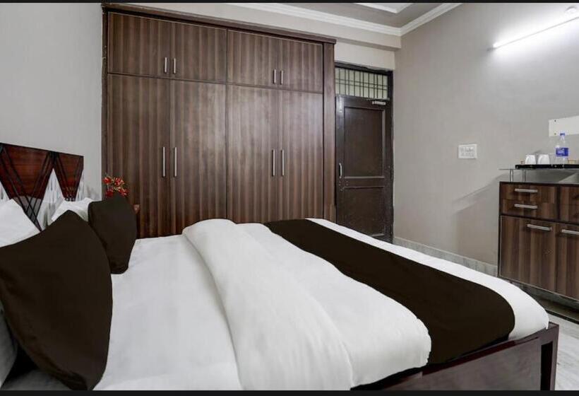 پانسیون Crest Inn