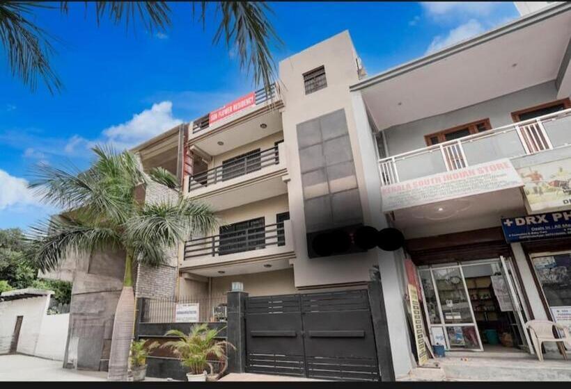 پانسیون Crest Inn