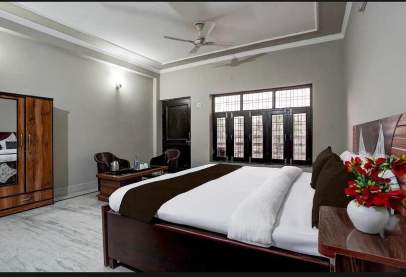 پانسیون Crest Inn