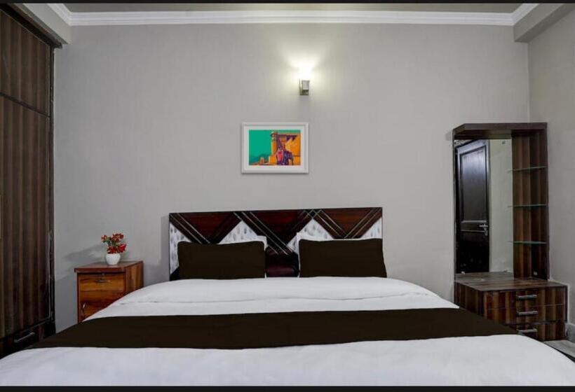 پانسیون Crest Inn