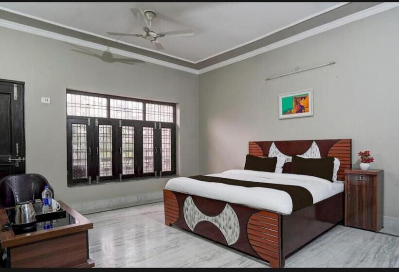 پانسیون Crest Inn