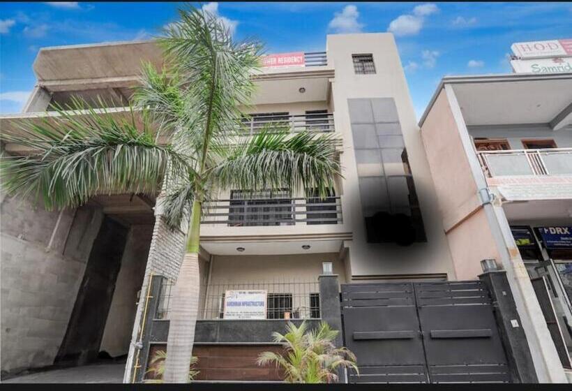 پانسیون Crest Inn