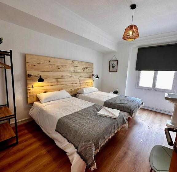 پانسیون Hostal Atuaire Home