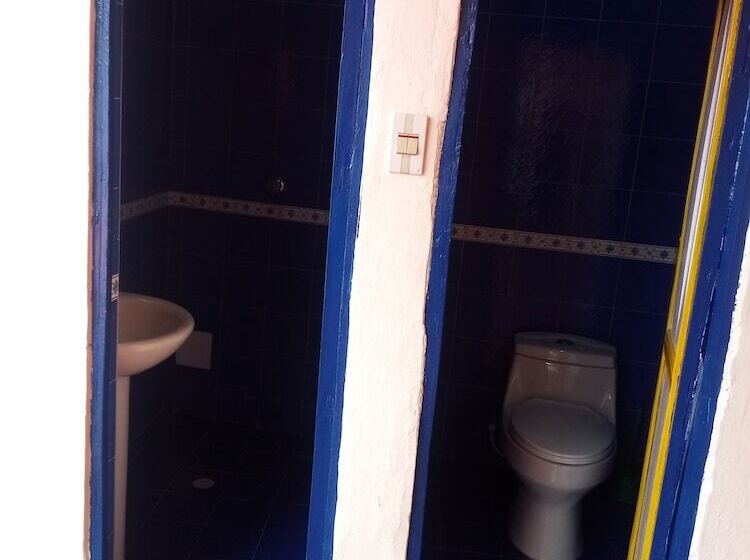 פנסיון Hostal Ml Las Tres B