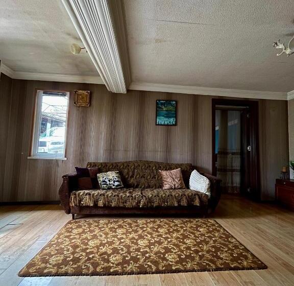 پانسیون Nino S Guest House