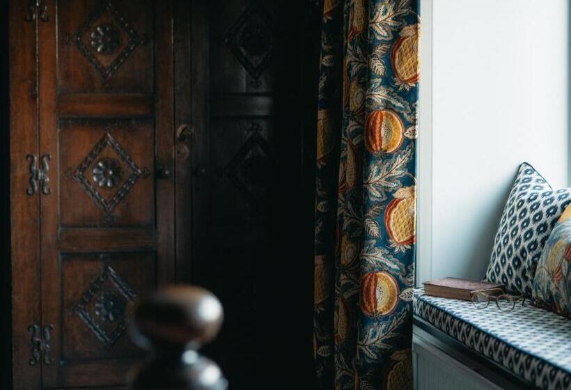 Отель Boys Hall