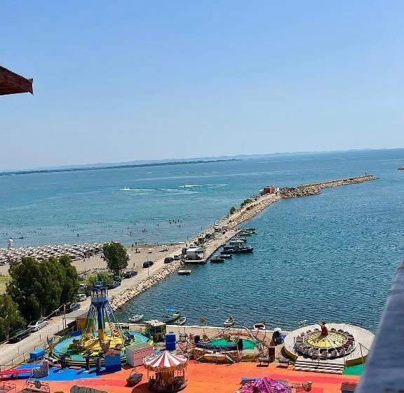 Отель Kloi Luxury Rooftops