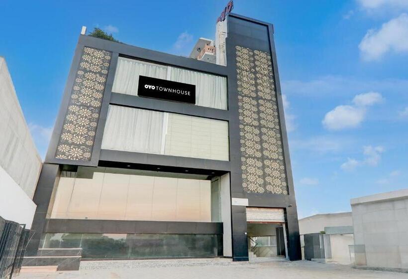 Super Hotel O Banthara Near Airport