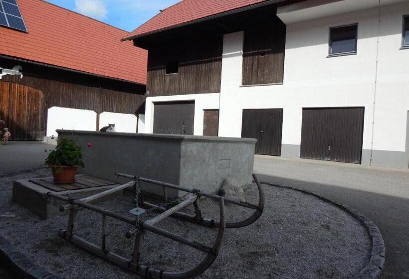 Otel Peterhof – Komm Als Gast & Geh Als Freund