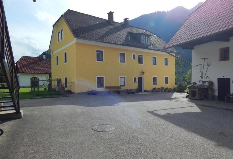 Otel Peterhof – Komm Als Gast & Geh Als Freund