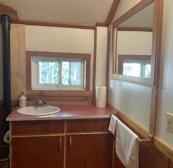 Hotel Rustic Beaverfoot Lodge Room N8