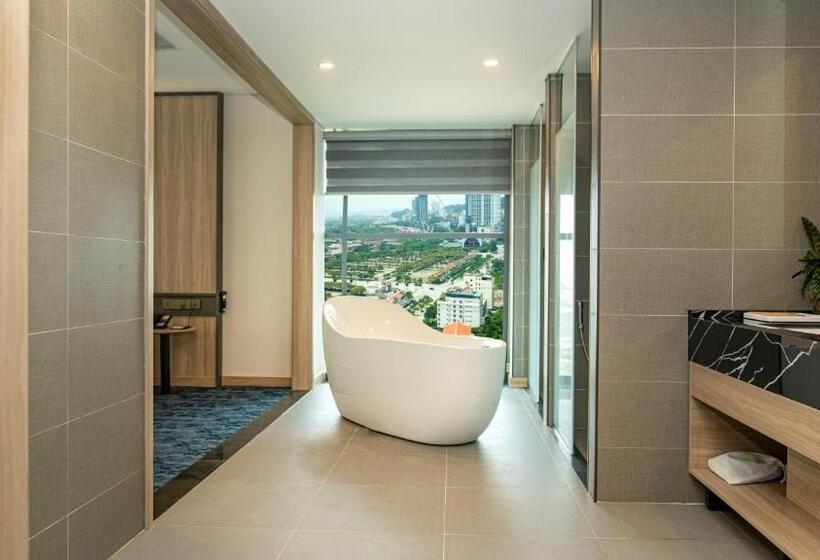 هتل Wyndham Garden Legend Halong