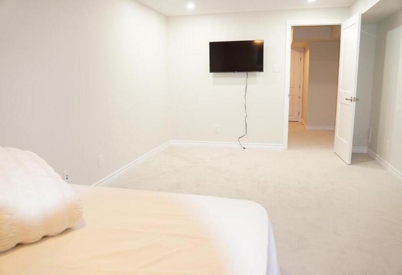 Пансион Fully Furnished Room In Serene Environment