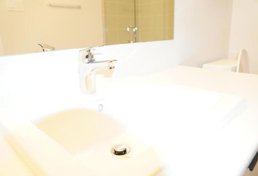 Пансион Fully Furnished Room In Serene Environment