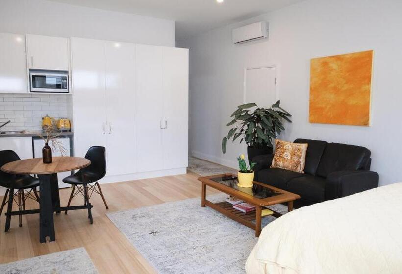 بنسيون Port Fairy Bnb   The Yellow Suite