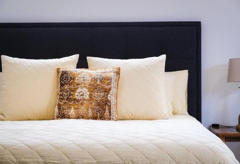 بنسيون Port Fairy Bnb   The Yellow Suite