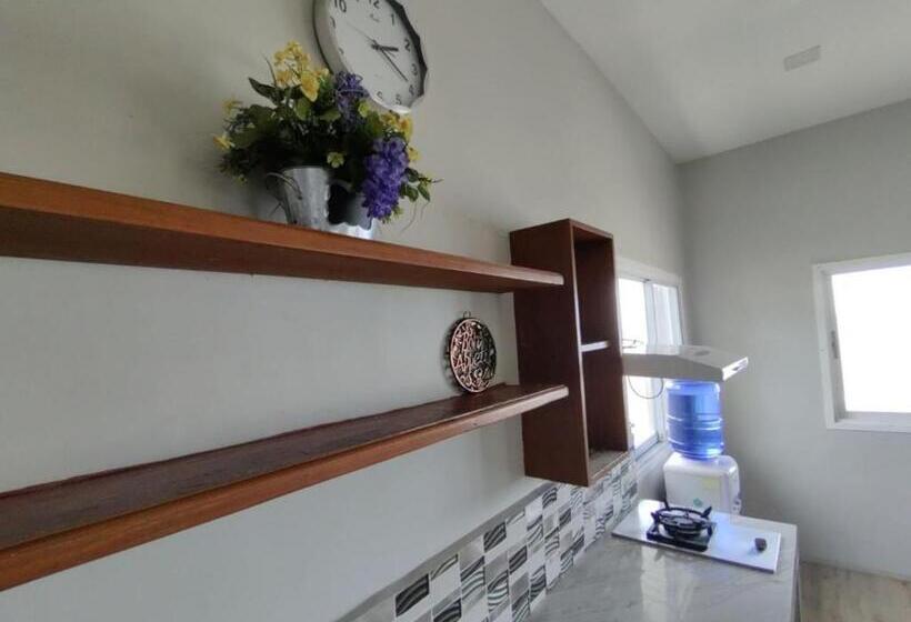 펜션 Sea Breeze Beachfront Villa Cebu