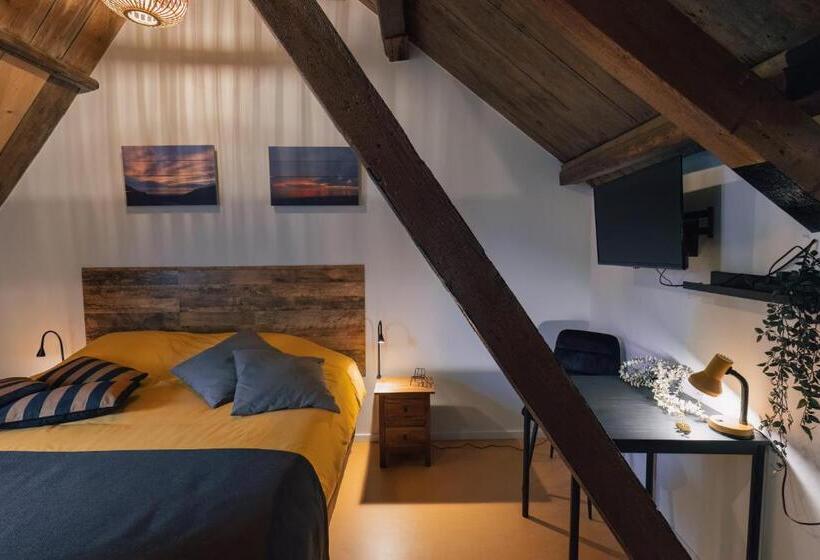 ベッドアンドブレックファースト Le Petit Hotel   Strange