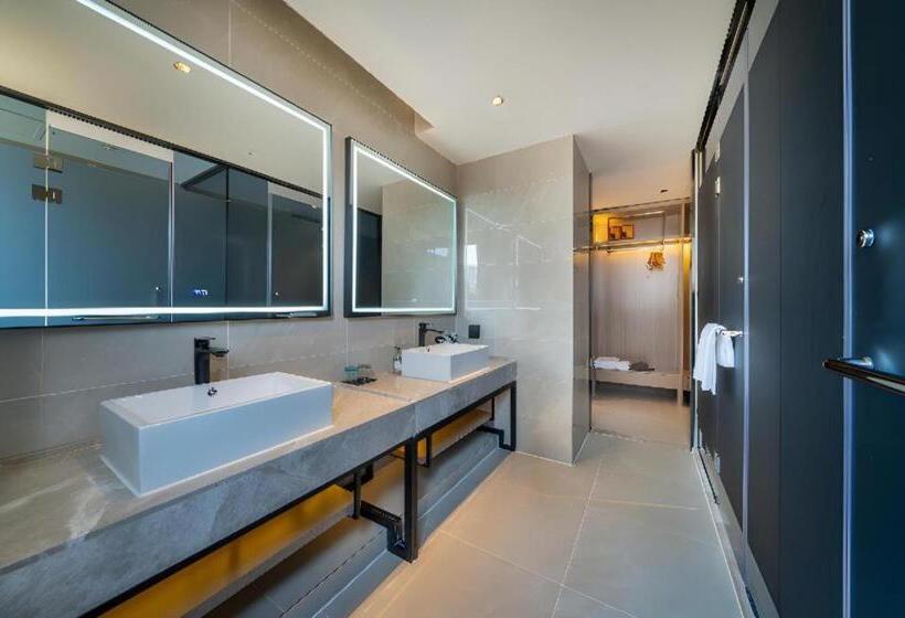 Borrman Hotel Chongqing Auto Expo Sanya Bay Light Rail Station