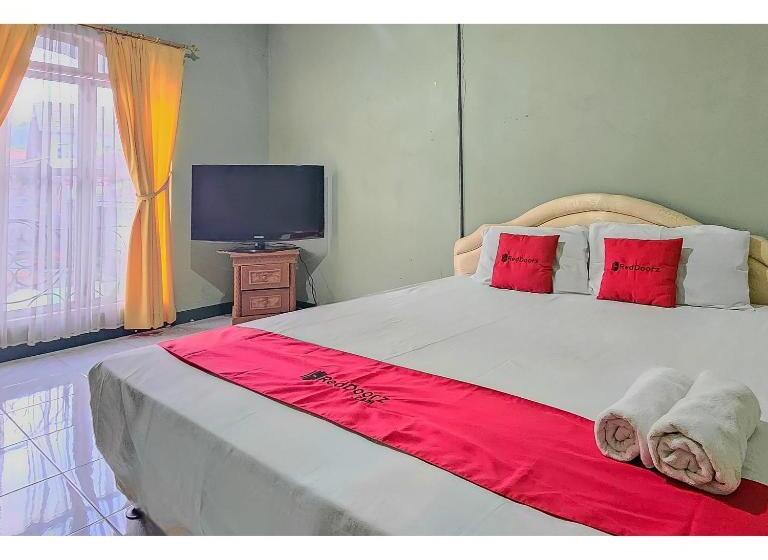 فندق Reddoorz At Linggarjati Kuningan
