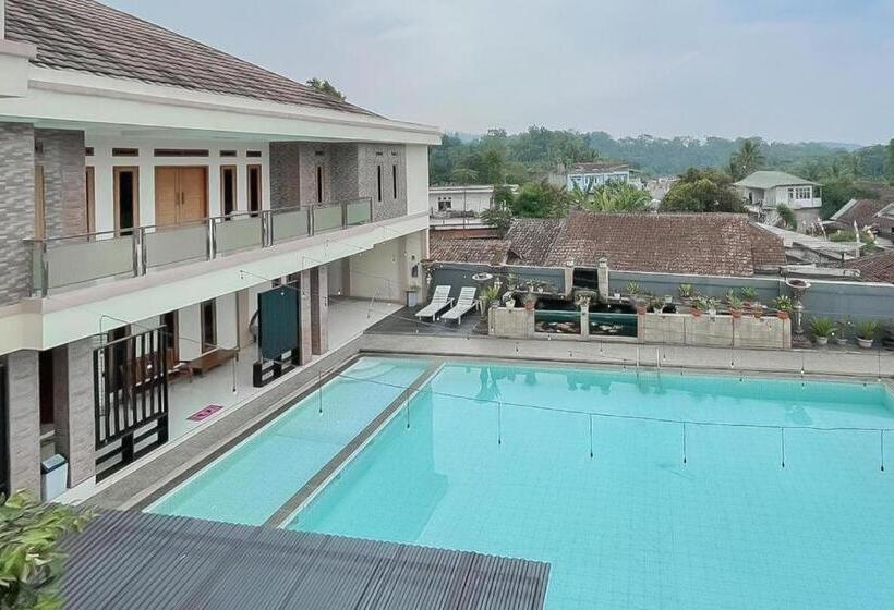 호텔 Reddoorz Resort Syariah @ Rancakalong Sumedang