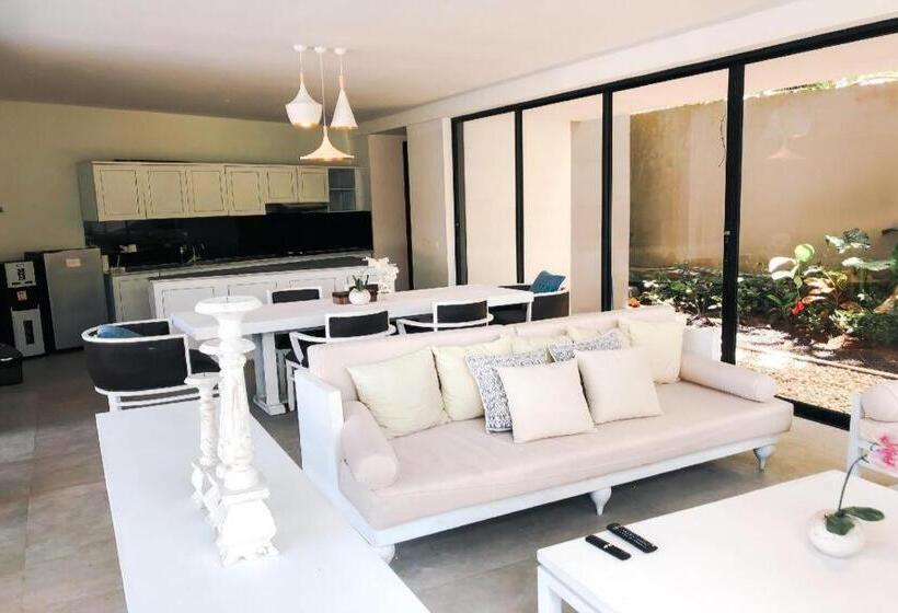 ホテル Skati Villa