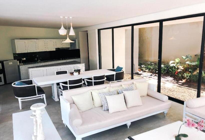 ホテル Skati Villa