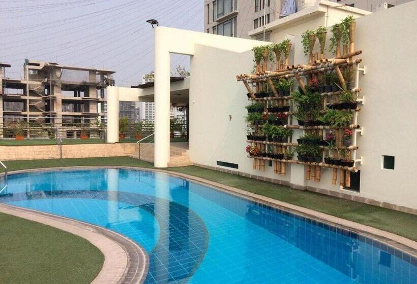 Lakeshore Hotel And Apartments