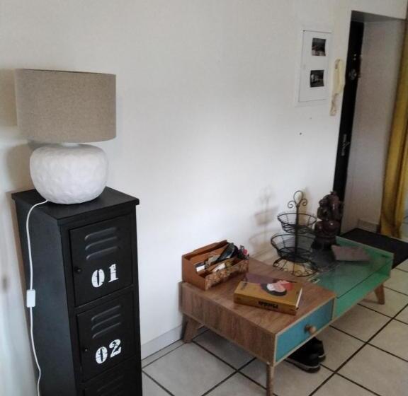 تختخواب و صبحانه Les Toitures De Nîmes