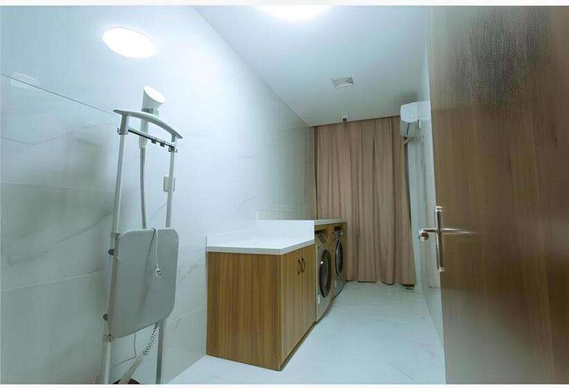 Borrman Hotel Qianjiang High Speed Railway Station Lobster City