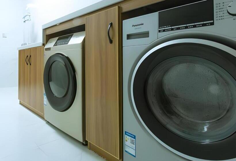 Borrman Hotel Qianjiang High Speed Railway Station Lobster City