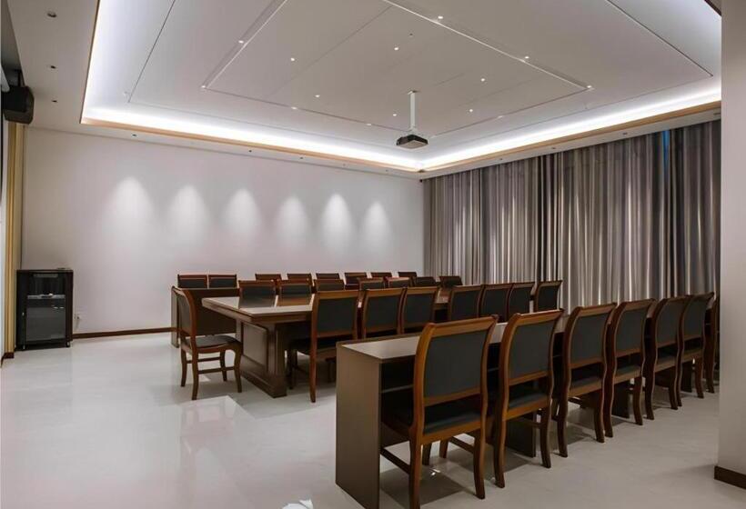 Borrman Hotel Qianjiang High Speed Railway Station Lobster City