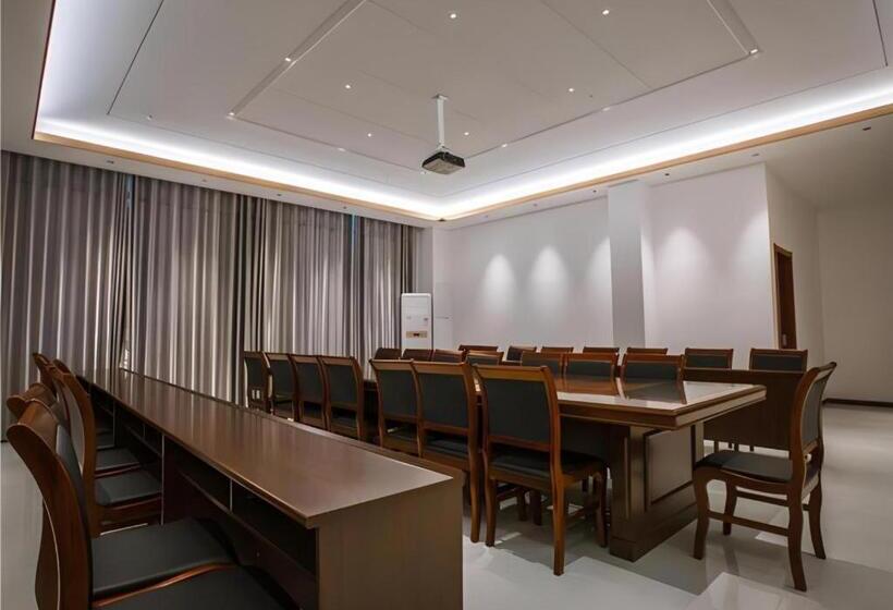 Borrman Hotel Qianjiang High Speed Railway Station Lobster City