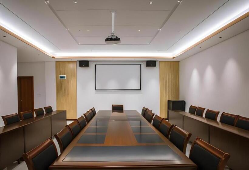 Borrman Hotel Qianjiang High Speed Railway Station Lobster City