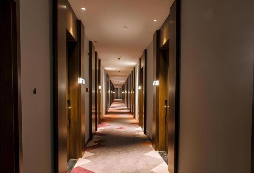 Borrman Hotel Qianjiang High Speed Railway Station Lobster City