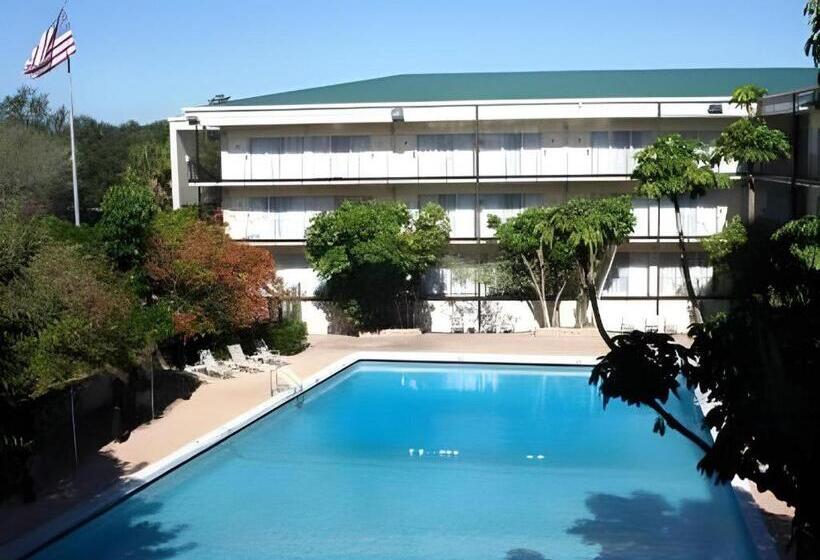 فندق Magnuson Grand Conference