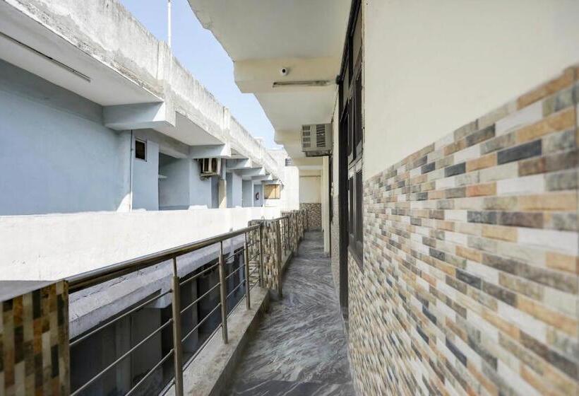 Отель O The Glory Near Sector 18 Metro