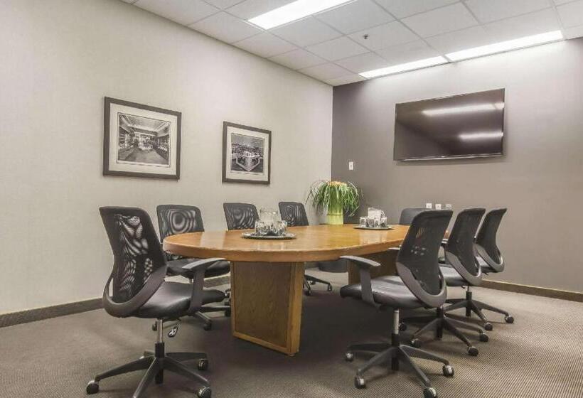 호텔 Quality Inn & Suites