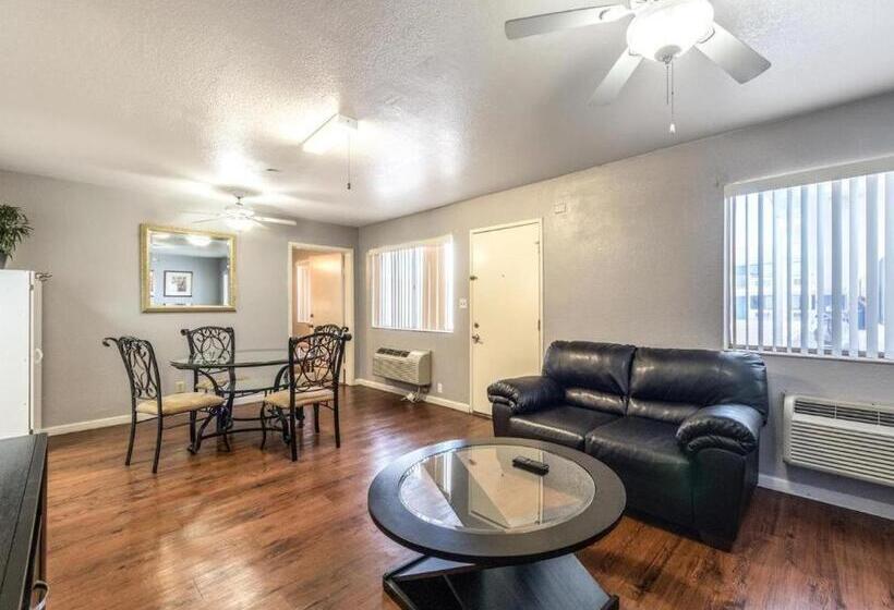 Отель Quality Inn & Suites Victoria East