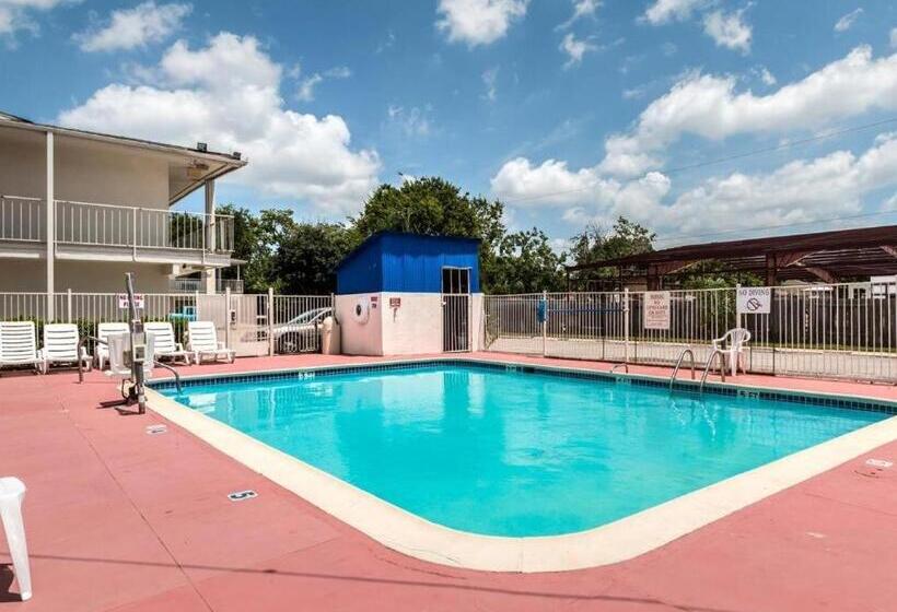 Отель Quality Inn & Suites Victoria East