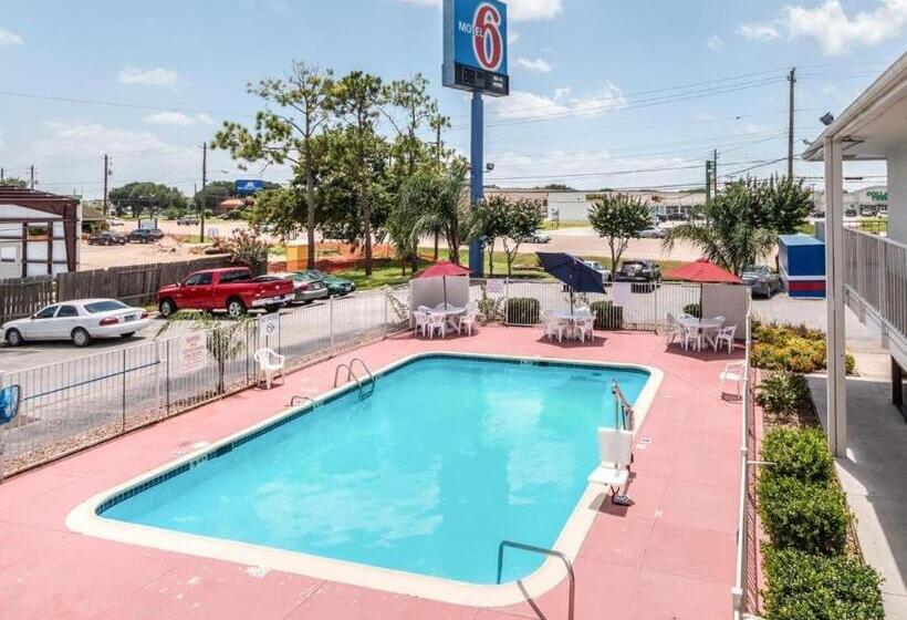 Отель Quality Inn & Suites Victoria East