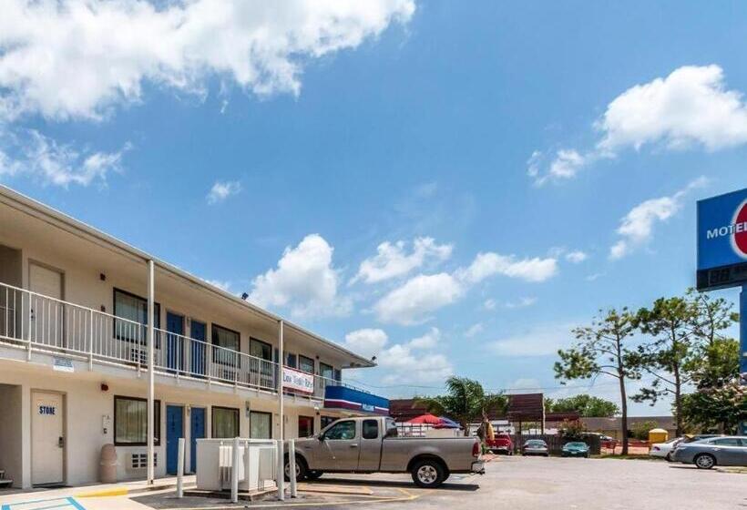 Отель Quality Inn & Suites Victoria East