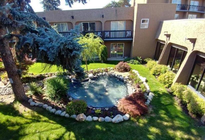 Riviera Village Green Hotel Complex