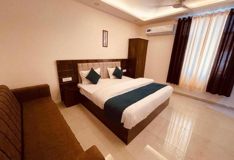 ホテル Divine Ganga   Luxury Comfort ! Travellers Delight ! Budget Friendly ! Prime Location ! Guest Favour