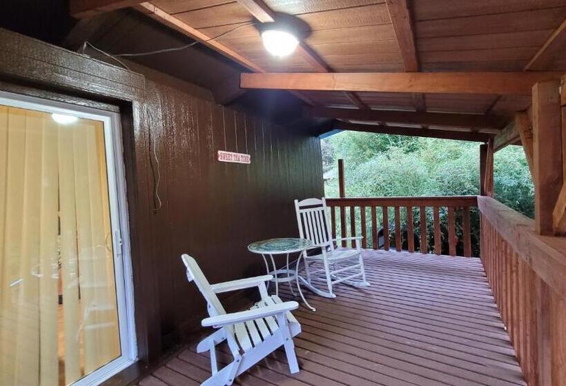 פנסיון Aloha Lodge  Private Eco Log Cabin Near Volcano National Park