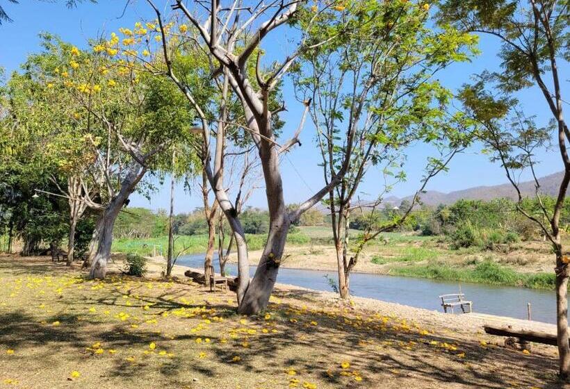 บ้านไม้คนเมือง Baan Mai Kon Muang Pai Resort