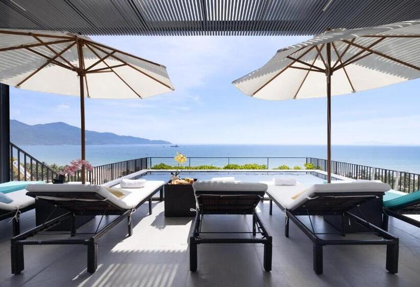 هتل J Bay Beachfront Boutique